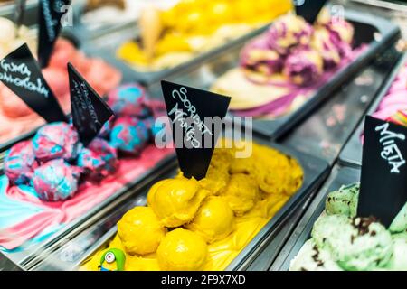 Diversi tipi di gelati venduti in una caffetteria. Foto Stock