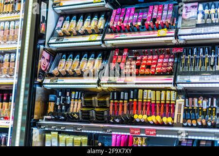 POZNAN, POL - MAR 17, 2021: Cosmetici da trucco messi in vendita in un negozio di bellezza Foto Stock