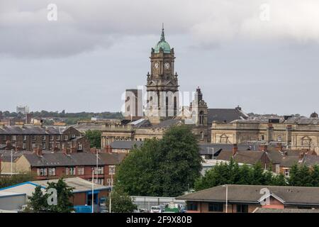 Vista elevata sulla città di Birkenhead con il municipio al centro; Wirral, Cheshire, Regno Unito Foto Stock
