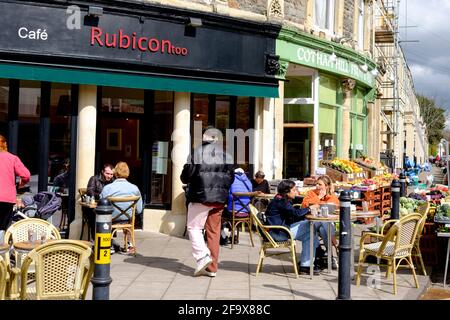 Cotham Hill Rd a Bristol è stato pedonale. Rubicontoo Cafe Foto Stock