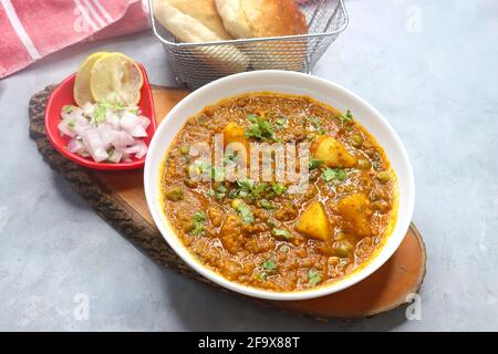 Il famoso piatto indiano Mutton Kheema Pad o Khima Paav è un curry di carne di capra tritato. Keema di montone cotto con cipolla, pomodori, patate, piselli verdi. Foto Stock