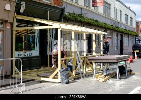 Cotham Hill Rd a Bristol è stato pedonale. Costruendo un'area salotto all'aperto. Foto Stock