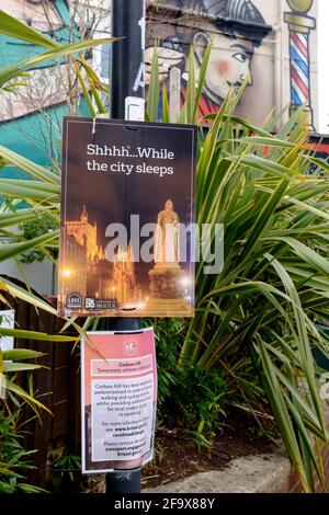 Cotham Hill Rd a Bristol è stato pedonale. Gli studenti rumorosi firmano. Shhh Foto Stock