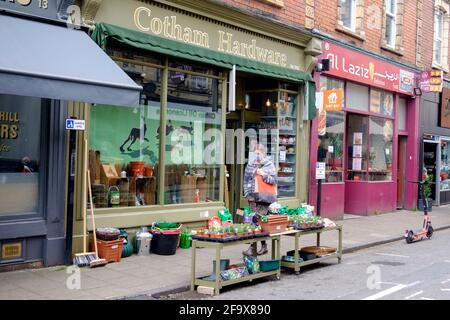 Cotham Hill Rd a Bristol è stato pedonale. Negozio di hardware di Cotham. Foto Stock