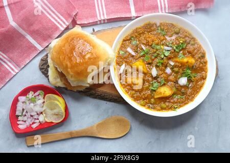 Il famoso piatto indiano Mutton Kheema Pad o Khima Paav è un curry di carne di capra tritato. Keema di montone cotto con cipolla, pomodori, patate, piselli verdi. Foto Stock