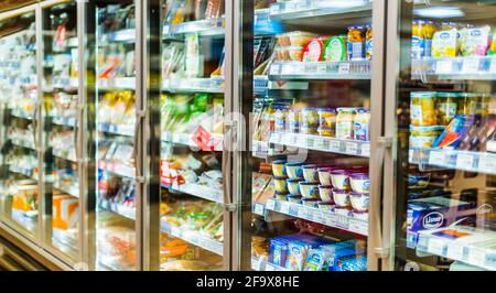 POZNAN, POL - Apr 13, 2021: Prodotti alimentari messi in vendita in frigorifero commerciale Foto Stock