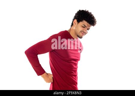 Carino uomo afroamericano con acconciatura afro che indossa una borgogna T-shirt isolata su sfondo bianco Foto Stock