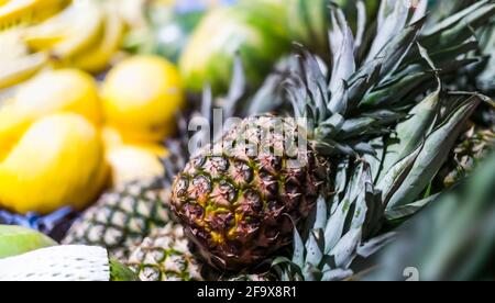 Frutta fresca messa in vendita nel supermercato. Foto Stock