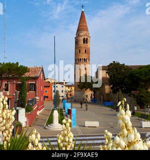 Il campanile di Caorle è una città in provincia di Venezia Foto Stock