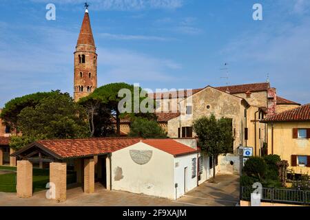 Il campanile di Caorle è una città in provincia di Venezia Foto Stock