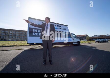 Glasgow, Scozia, Regno Unito. 21 Apr 2021. NELLA FOTO: Douglas Ross MP lancia una campagna ad van criticando il record di Nicola Sturgeon nel governo. Credit: Colin Fisher/Alamy Live News Foto Stock