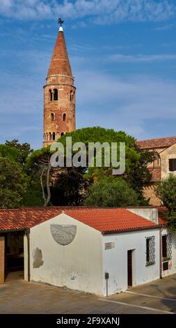 Il campanile di Caorle è una città in provincia di Venezia Foto Stock