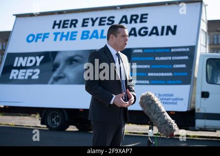 Glasgow, Scozia, Regno Unito. 21 Apr 2021. NELLA FOTO: Douglas Ross MP lancia una campagna ad van criticando il record di Nicola Sturgeon nel governo. Credit: Colin Fisher/Alamy Live News Foto Stock