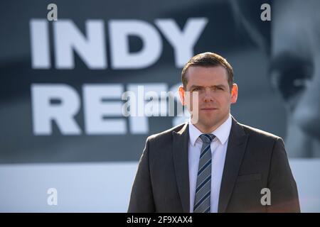 Glasgow, Scozia, Regno Unito. 21 Apr 2021. NELLA FOTO: Douglas Ross MP lancia una campagna ad van criticando il record di Nicola Sturgeon nel governo. Credit: Colin Fisher/Alamy Live News Foto Stock