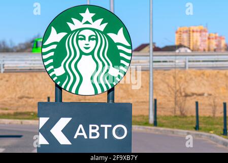 MOSCA - APRILE 17: Cartello con il logotipo moderno di Starbucks auto cafe a Mosca, Aprile 17. 2021 in Russia Foto Stock