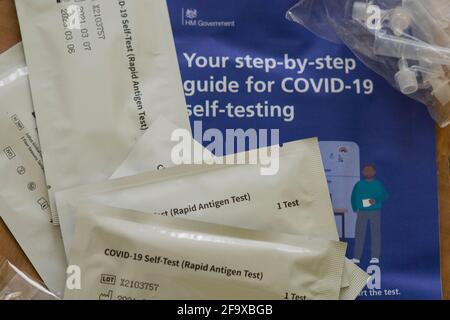 Corredo di test rapido in casa del coronavirus, test rapido dell'antigene Foto Stock