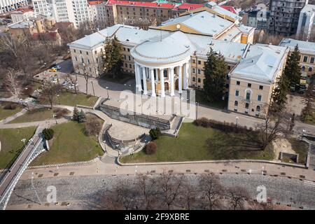 Kiev, Ucraina - 1 aprile 2021: Centro Internazionale di Cultura e Arti (il Palazzo d'Ottobre) a Kiev Foto Stock