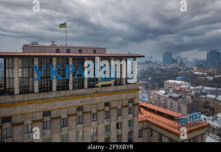 Kiev, Ucraina - 1 aprile 2021: Vista su Ucraina Hotel a Kiyv dal drone Foto Stock