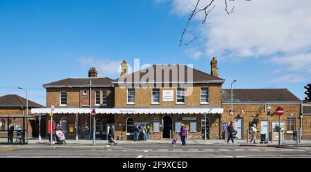 L'esterno della stazione ferroviaria di Sittingbourne, Kent, Inghilterra sud-orientale, Regno Unito Foto Stock