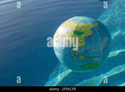 Plastica, globo gonfiabile che galleggia in una piscina. Primo piano. Foto Stock