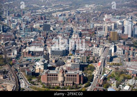 Vista aerea del centro di Leeds, West Yorkshire, Inghilterra settentrionale, Regno Unito, ripresa da est, edificio DSS, Quarry House, in primo piano Foto Stock