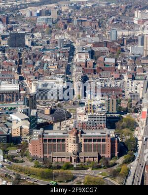 Vista aerea del centro di Leeds, West Yorkshire, Inghilterra settentrionale, Regno Unito, ripresa da est, edificio DSS, Quarry House, in primo piano Foto Stock