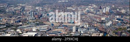 Una vista aerea panoramica del centro di Leeds, West Yorkshire, Inghilterra settentrionale, Regno Unito, ripresa da est Foto Stock