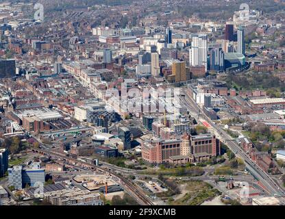 Vista aerea del centro di Leeds, West Yorkshire, Inghilterra settentrionale, Regno Unito, ripresa da est, edificio DSS, Quarry House, in primo piano Foto Stock