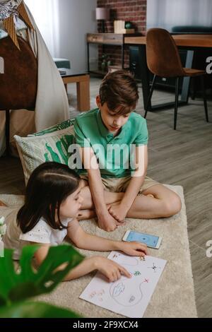 Bambini che giocano in una tenda a casa Foto Stock