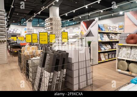 Grodno, Bielorussia - 07 aprile 2021: Interno del negozio JYSK nel centro commerciale Triniti. Reparto per la vendita di utensili domestici. Foto Stock