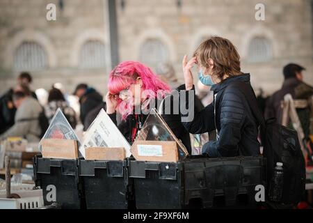 Un giovane uomo e una donna che guarda attraverso i vecchi dischi in vinile in una bancarella di mercato a Preston, Regno Unito. Foto Stock