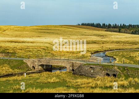 Il fiume Usk che funge da confine tra le contee Di Powys e Carmarthenshire nel Galles della montagna Nera Foto Stock