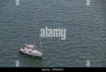 Una foto di una barca a vela nel fiume Tago Tejo. Foto Stock