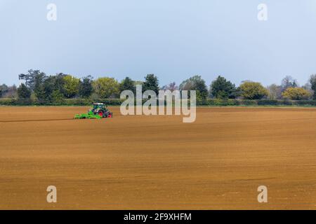 Nel bel mezzo della pandemia globale della corona, gli agricoltori di tutto il mondo stanno ancora lavorando duramente per coltivare il raccolto dei prossimi anni e garantire che le linee di approvvigionamento alimentare possano cooperare Foto Stock