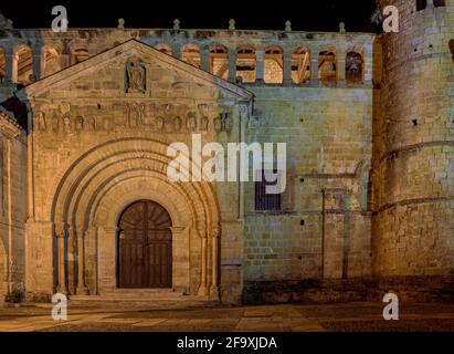 Collegiata di Santa Juliana de Santillana del Mar Cantabria, Spagna è uno dei monumenti romanici più rappresentativi della regione. Lo è stato Foto Stock