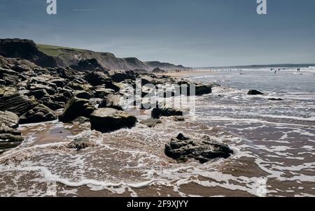 Spiaggia di Sandymouth, Cornovaglia in una giornata di sole Foto Stock