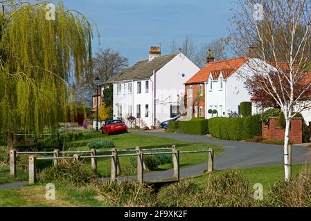 Casa sul Beckside nel villaggio di Barmby Moor, East Yorkshire, Inghilterra Regno Unito Foto Stock