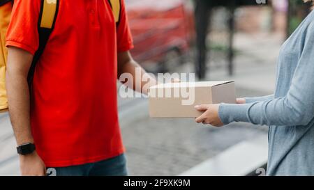 Consegna a domicilio di pacchi, ordine e servizio di corriere in città Foto Stock