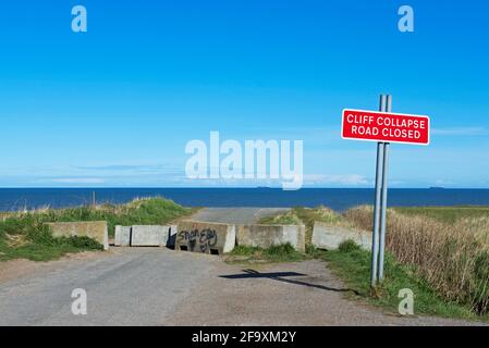 Segno di avvertimento di erosione di scogliera vicino a Skipsea, East Yorkshire, Inghilterra Regno Unito Foto Stock