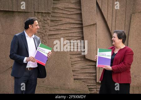 Glasgow, Scozia, Regno Unito. 21 Apr 2021. NELLA FOTO: (A destra) Jackie Baillie e (a sinistra) Anas Sarwar sveleranno il manifesto delle donne laburiste scozzesi per le prossime elezioni. Credit: Colin Fisher/Alamy Live News Foto Stock