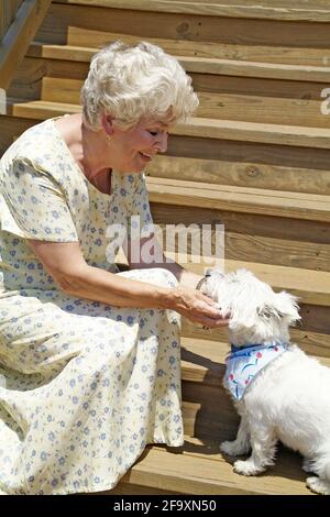 ST. CHARLES, STATI UNITI - 29 giu 2007: Una donna anziana che accarezzava il suo cane. Foto Stock