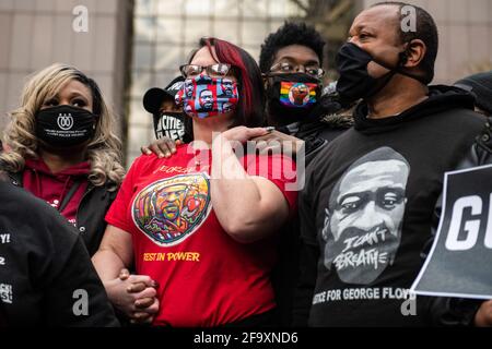 La fidanzata di George Floyd, Courtney Ross è confortata durante una conferenza stampa dopo il verdetto Derek Chauvin Trial fuori del tribunale della contea di Hennepin il 20 aprile 2021 a Minneapolis, Minnesota. Foto: Chris Tuite /ImageSPACE/MediaPunch Foto Stock