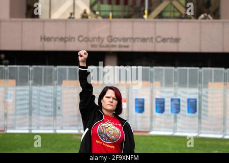 Courtney Ross, la fidanzata di George Floyd alza il suo pugno dopo il verdetto del processo di Derek Chauvin fuori del tribunale della contea di Hennepin il 20 aprile 2021 a Minneapolis, Minnesota. Foto: Chris Tuite /ImageSPACE/MediaPunch Foto Stock