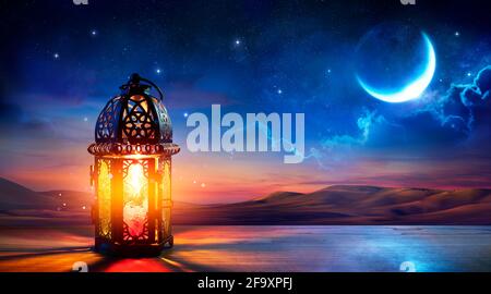 Mese Santo musulmano Ramadan Kareem - Lanterna Ornamentale Araba con Candela bruciante che si illumina la sera - Eid al Fitr Foto Stock