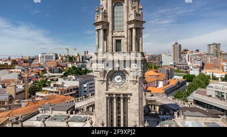 Veduta aerea del drone - l'iconico e maestoso Municipio e la sua Torre dell'Orologio - Porto, Portogallo Foto Stock