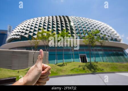 Visita al design della struttura a cupola dell'Esplanade sul tetto, Singapore. Foto Stock