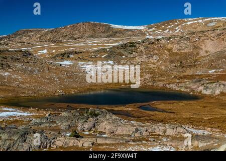 Lago Frozen lungo la Beartooth Highway vicino a Beartooth Pass, Wyoming, Stati Uniti Foto Stock