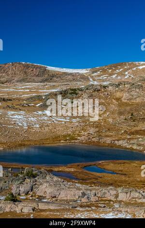 Lago Frozen lungo la Beartooth Highway vicino a Beartooth Pass, Wyoming, Stati Uniti Foto Stock