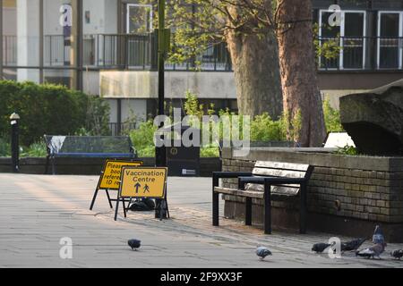 St Albans. Inghilterra. Aprile 21 2021 - cartelli stradali che dirigono le persone verso il centro di vaccinazione Covid-19 in un centro della città in inghilterra Foto Stock