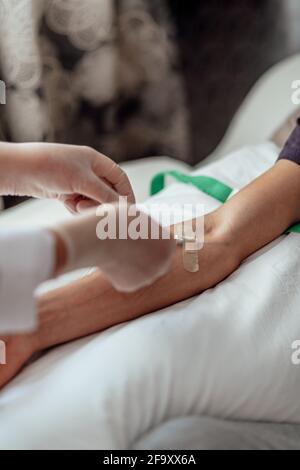 Primo piano del medico che dà un'iniezione a Man, ricevendo vaccinato, coronavirus, covid-19 e concetto di vaccinazione. Assistenza sanitaria in ospedale. Foto Stock